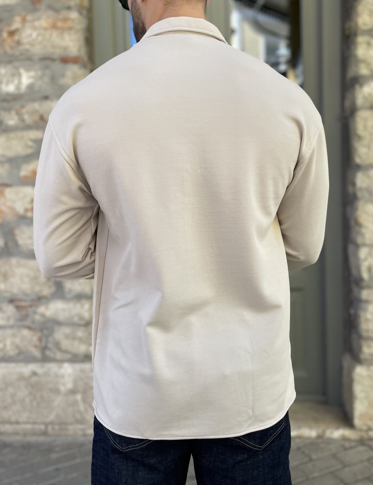 Ανδρικό μπεζ διαγωνάλ Overshirt με γιακά RMZ456B φωτογραφία